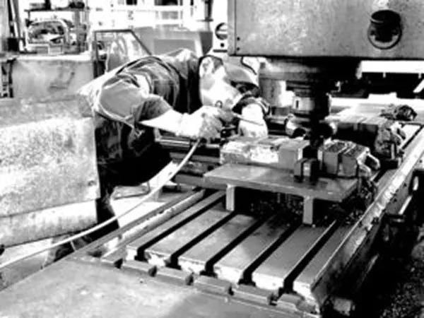 ネジ屋から商社へ　本社工場を開設​